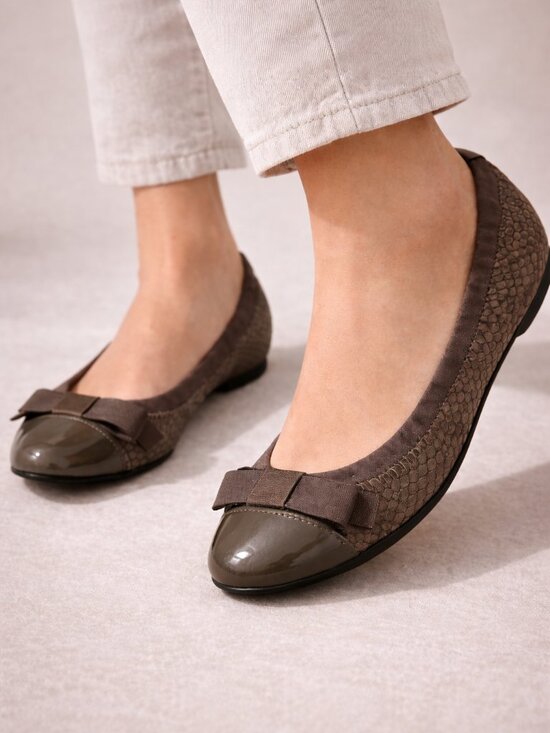 Tory Burch Shoes - Tory Burch Snake-Effect Cap Toe Leather Ballet Flats Bow Gray 6.5